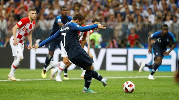 Antoine Griezmann sukses mengeksekusi penalti ke gawang Kroasia. (