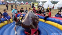 Anak-anak menikmati permainan yang dihadirkan di Lapangan Sunburst BSD.