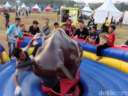 Anak-anak menikmati permainan yang dihadirkan di Lapangan Sunburst BSD.