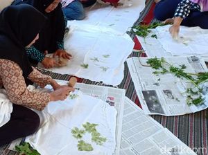Puluhan Ibu-ibu di Surabaya Belajar Membatik Berbahan Sayuran