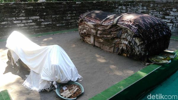 Foto: Makam Unik yang Punya Tumpukan Batik di Kebumen