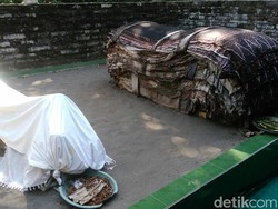 Unik! Peziarah Taruh Kain Batik di Atas Makam di Kebumen