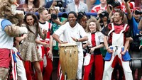 Ronaldinho juga turut memeriahkan penutupan Piala Dunia 2018 dengan memainkan alat musik perkusi. Reuters/Damir Sagolj.