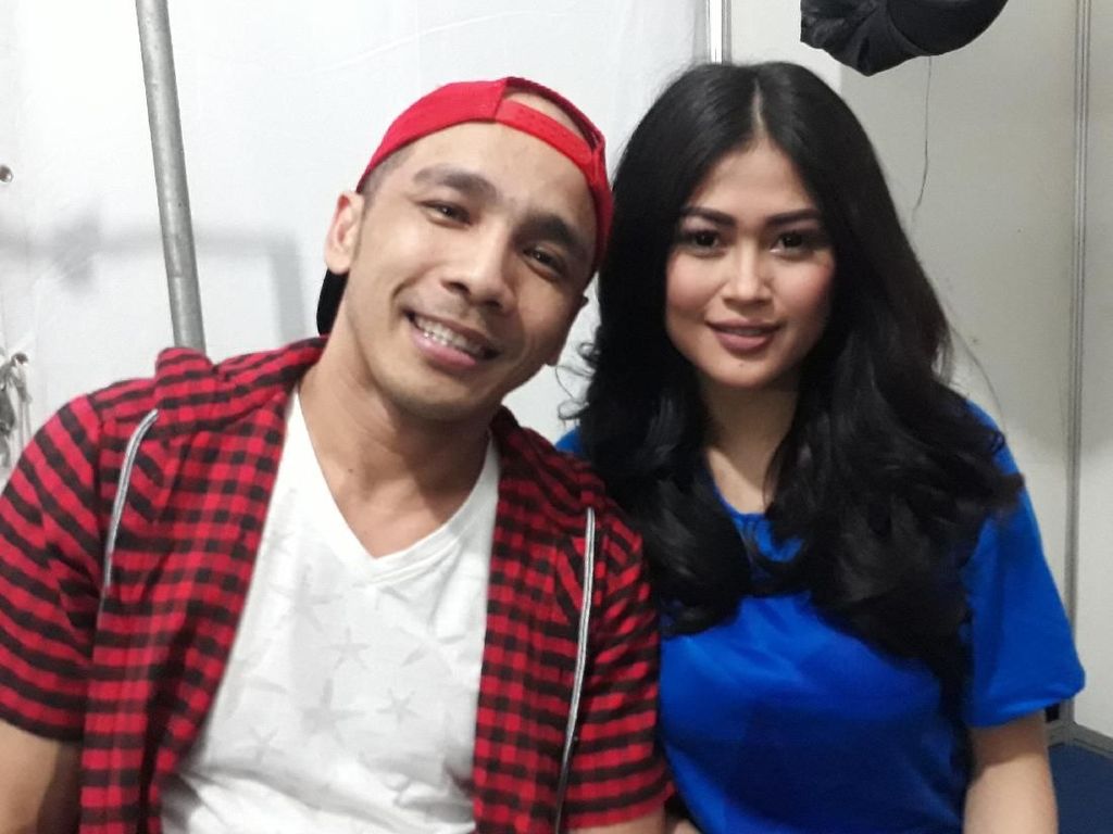 Perjalanan Karier Ovi Sovianti, Dari Penjaga Warung Jadi Biduan Dangdut Perjalanan Karier Ovi Sovianti, Dari Penjaga Warung Jadi Biduan Dangdut