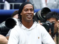 Ronaldinho diketahui melakukan operasi plastik untuk memperbaiki susunan gigi serinya. (REUTERS/Damir Sagolj)