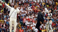 Will Smith, Nicky Jam, dan Era Istrefi menyanyikan lagu tema Piala Dunia 2018 yakni Live Itu Up. Reuters/Kai Pfaffenbach.