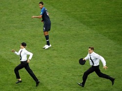 Final Piala Dunia antara Prancis melawan Kroasia di Luzhniki Stadium diwarnai insiden masuknya penonton ke tengah lapangan. Reuters menyebut ada empat penonton yang menerobos masuk (Reuters/Christian Hartmann)