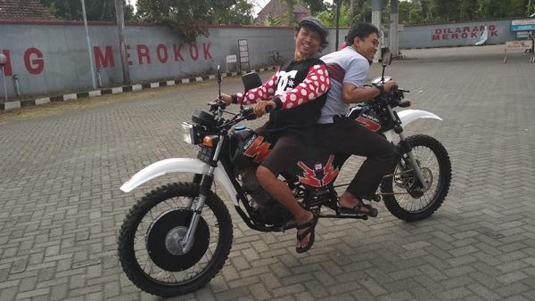 Melihat dari Dekat Motor Trail Bermuka Dua