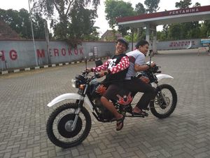 Melihat dari Dekat Motor Trail Bermuka Dua Melihat dari Dekat Motor Trail Bermuka Dua