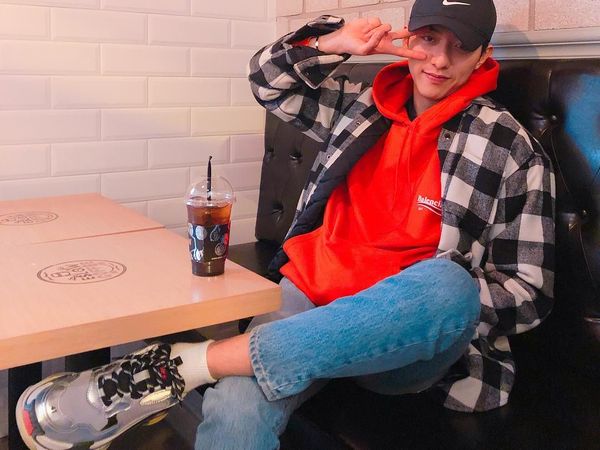 Mengintip Gaya Si Tampan Lee Jung Shin, CNBLUE Saat Minum di Kafe