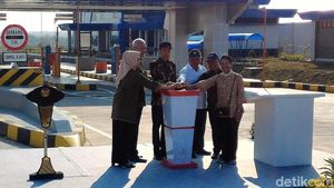 Pakai Batik, Jokowi Resmikan Tol Kartasura-Sragen
