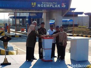 Pakai Batik, Jokowi Resmikan Tol Kartasura-Sragen Pakai Batik, Jokowi Resmikan Tol Kartasura-Sragen