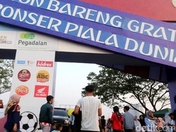 Pengunjung berdatangan ke Lapangan Sunburst BSD, Tangerang, Banten, Minggu (15/7/2018).
