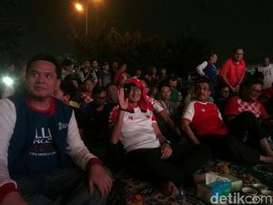 Nobar Piala Dunia di Kramatjati, Sandiaga Pakai Baju Persija