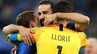 Antoine Griezmann menyebut kumis Adil Rami membawa keberuntungan. Reuters/Damir Sagolj.