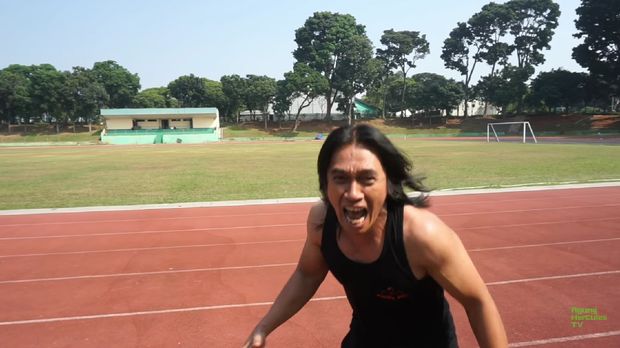 Agung Hercules mencoba berlari layaknya juara sprinter dunia Lalu Muhammad Zohri. Ada-ada saja..