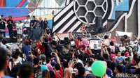 Pengunjung terus memadati panggung konser Piala Dunia.