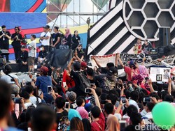 Pengunjung terus memadati panggung konser Piala Dunia.