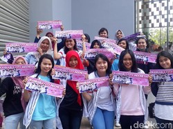 Rela Datang dari Subuh Demi Wanna One