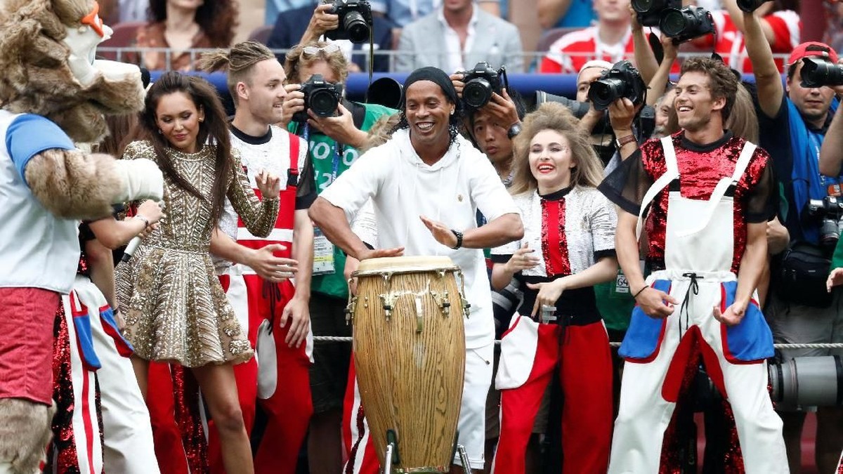 Ronaldinho bikin kejutan sata tampil di closing ceremony Piala Dunia 2018 (REUTERS/Damir Sagolj)