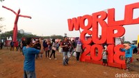 Beberapa pengunjung asyik foto-foto dengan background tulisan World Cup 2018.