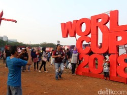 Beberapa pengunjung asyik foto-foto dengan background tulisan World Cup 2018.