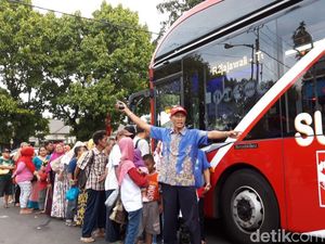 Naik Bus Bayar dengan Botol Plastik Antar Surabaya Masuk Nominasi Naik Bus Bayar dengan Botol Plastik Antar Surabaya Masuk Nominasi
