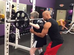 Nenek 90 Tahun Ini Kuat Angkat Beban 102 Kg Demi Usir Rasa Sedih