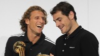Bola Emas Piala Dunia 2010 jadi milik Diego Forlan dari Uruguay, yang juga menjadi salah satu top skorer turnamen. Forlan tampak bersenda gurau dengan Iker Casillas (Spanyol) kiper terbaik turnamen. (Foto: Christof Stache/AFP)