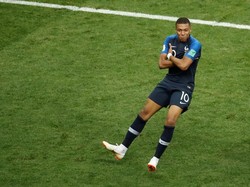 Kylian Mbappe terpilih sebagai pemain muda terbaik. Remaja 19 tahun ini tampil luar biasa di sepanjang Piala Dunia 2018. Total dia mencetak empat gol, termasuk satu di laga final (REUTERS/Christian Hartmann)