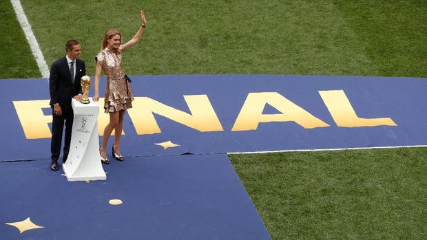 Mantan kapten timnas Jerman Philipp Lahm mengantarkan trofi Piala Dunia sebelum laga final.