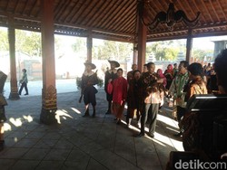 Naskah Sambutan Diinterupsi Warga, Jokowi: Mensesneg yang Keliru