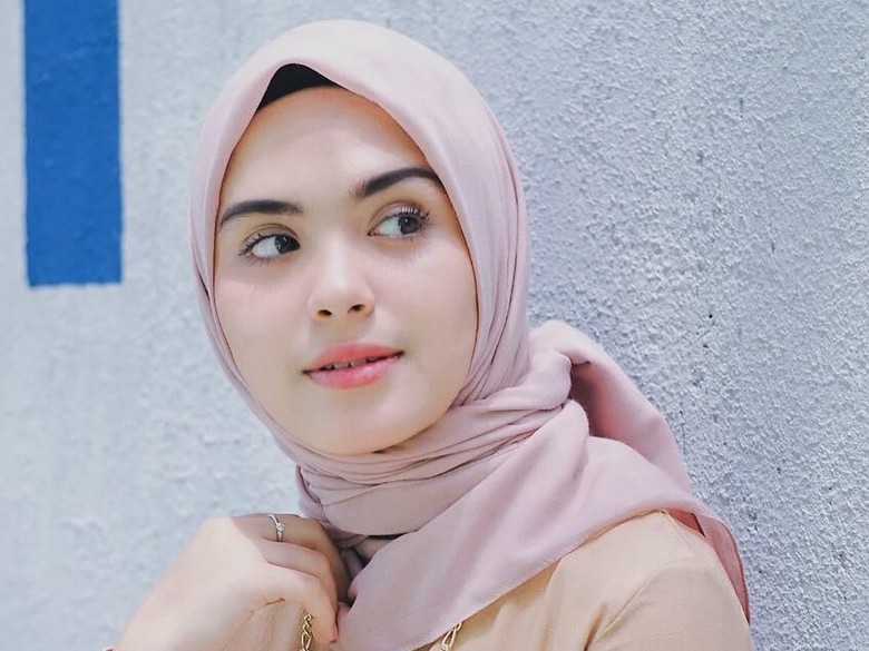 Posting Foto Bercadar, Vebby Palwinta Tulis Kalimat Menohok Posting Foto Bercadar, Vebby Palwinta Tulis Kalimat Menohok