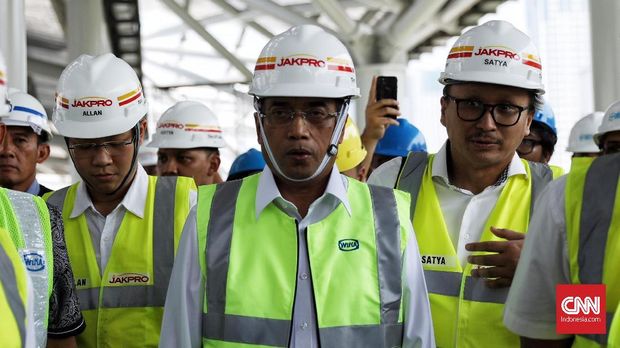 Warga Menumpuk di Bandara Palu, 