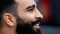 Ritual ini berkembang sedemikian rupa sehingga seluruh pemain dalam skuat Didier Deschamps sekarang terbiasa mengelus kumis Rami sebelum pertandingan. Reuters/Damir Sagolj.
