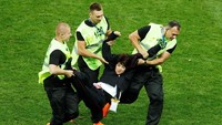 Petugas langsung mengamankan penonton tersebut. (Reuters/Maxim Shemetov.)
