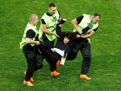 Petugas langsung mengamankan penonton tersebut. (Reuters/Maxim Shemetov.)