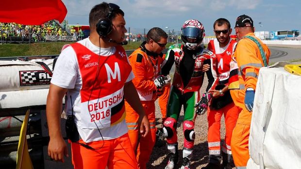 Pebalap Aleix Espargaro tidak mengikuti balapan karena kecelakaan saat pemanasan.