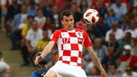 Mario Mandzukic. Mencetak tiga gol di Piala Dunia 2018, termasuk satu di final (walaupun ditambah dengan satu gol bunuh diri), Mandzukic bisa saja harus berkemas dari Juventus yang lini depannya kian ramai usai datangnya Cristiano Ronaldo. (Foto: REUTERS/Kai Pfaffenbach)