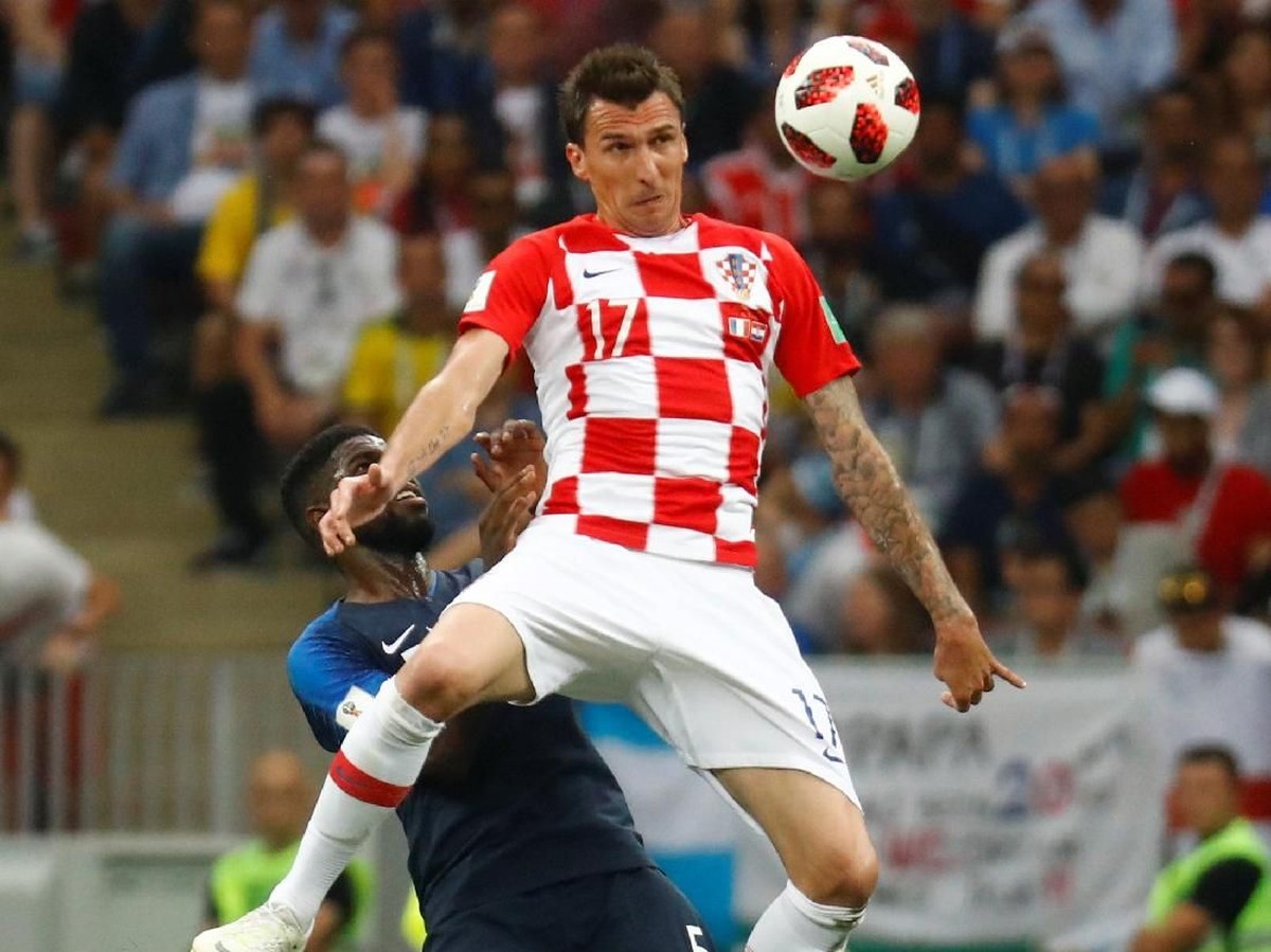 Mario Mandzukic mencetak gol bunuh diri pertama sepanjang sejarah Piala Dunia (REUTERS/Kai Pfaffenbach)