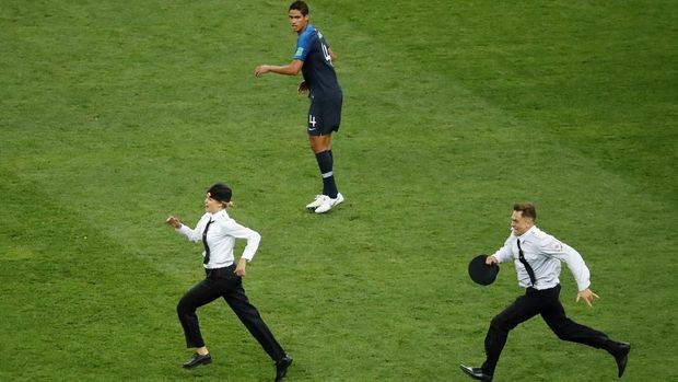 Anggota Pussy Riot menyusul ke lapangan saat final Piala Dunia 2018.