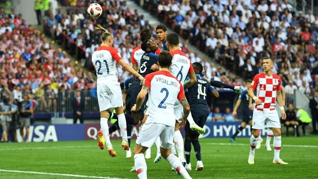 Mario Mandzukic ketika melakukan gol bunuh diri.