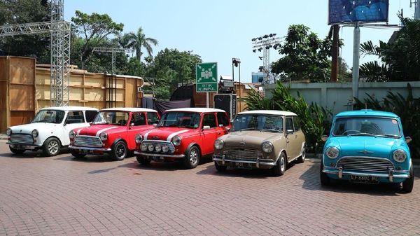 Iringan Mobil Klasik dan Moge dalam Parade Bola Raksasa