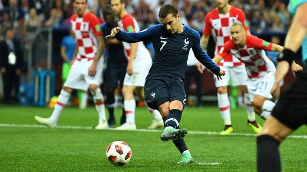 Antoine Griezmann mencetak gol penalti ke gawang Kroasia di final Piala Dunia 2018.