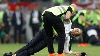 Insiden masuknya penonton ke tengah lapangan terjadi di menit 52. (Reuters/Darren Staples.)