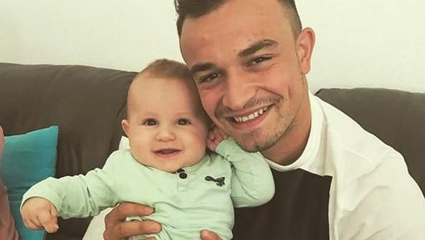 Momen Xherdan Shaqiri dengan Anak-anak, Kebapakan Banget Deh
