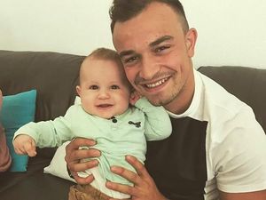 Momen Xherdan Shaqiri dengan Anak-anak, Kebapakan Banget Deh