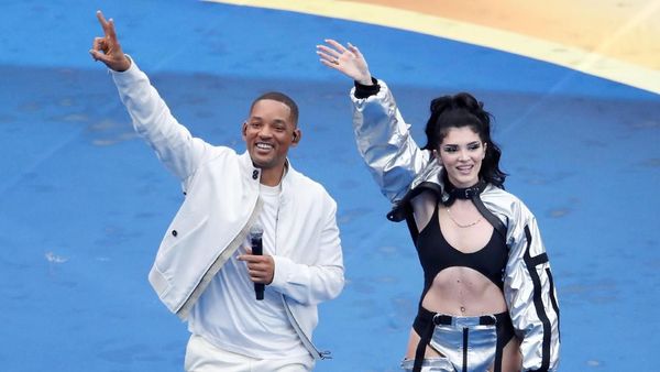 Aksi si Cantik Era Istrefi di Penutupan Piala Dunia 2018