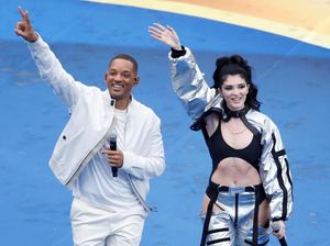 Aksi si Cantik Era Istrefi di Penutupan Piala Dunia 2018