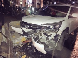 Ada Mobil Tabrak Pembatas Jalan di Jl Sudirman arah Semanggi